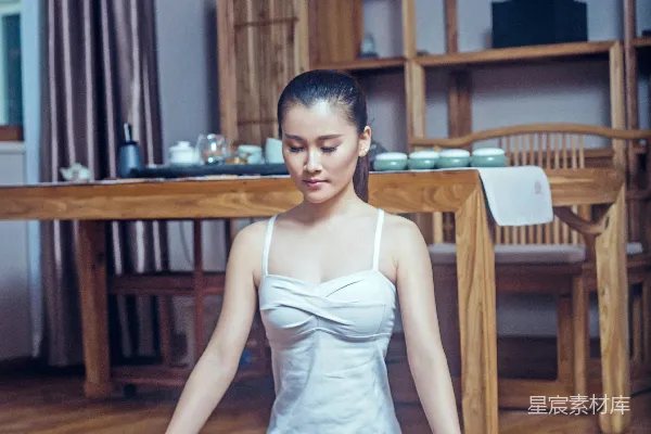 高清摄影 白色上衣的女人坐在棕色木椅上