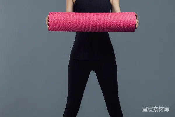 高清摄影 红背心配黑裤的女人