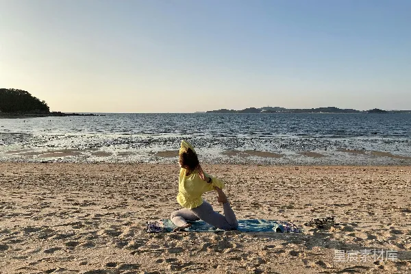 高清摄影 黄色连衣裙的女人坐在海边沙滩上，白天时光。