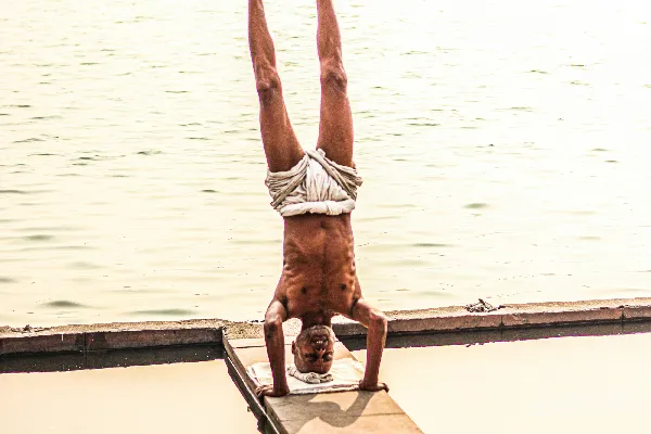 高清摄影 一个人正在码头做俯手stand。