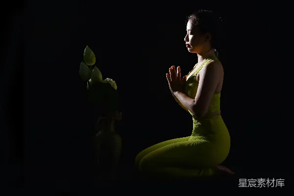 高清摄影 一个穿黄色连衣裙的女人