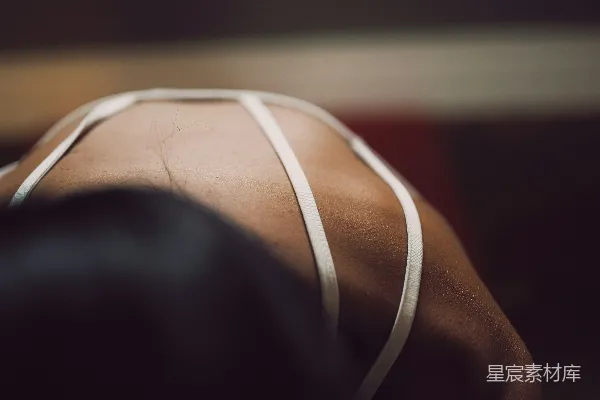 高清摄影 一个穿着胸罩的人的特写镜头