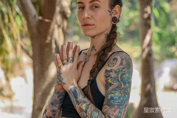 高清摄影 身穿黑蓝花卉图案胸衣和内裤的女人正站在树旁的白天