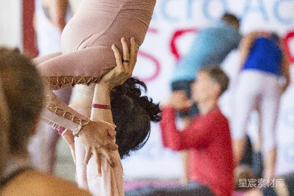 高清摄影 瑜伽课上一位女性正在做倒立