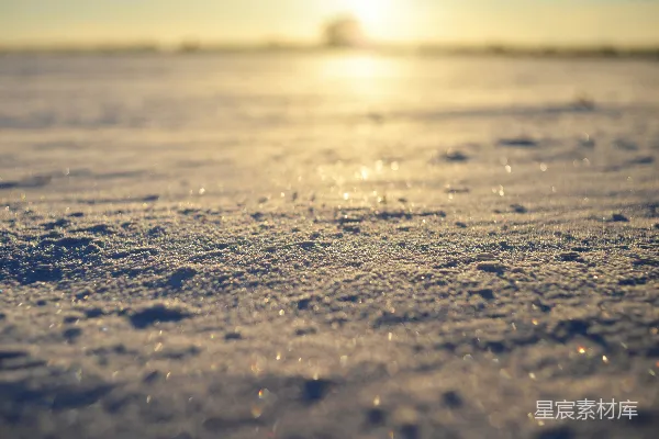 夕阳下覆盖着白雪的地面特写