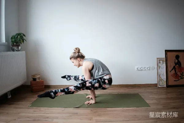 高清摄影 一个女人在瑜伽垫上做了一个瑜伽姿势。