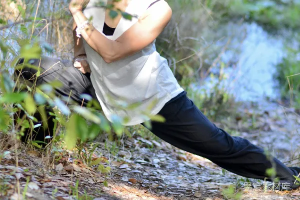 高清摄影 woods中年妇女蹲在树林里