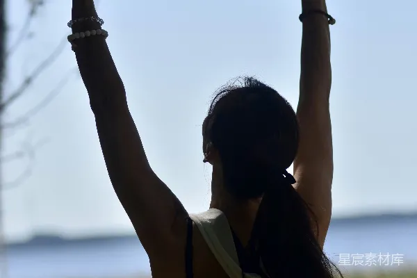 高清摄影 一个女人站在一片水域前面