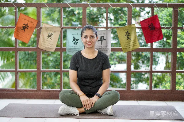 高清摄影 一个女人坐在垫子上进行瑜伽姿势