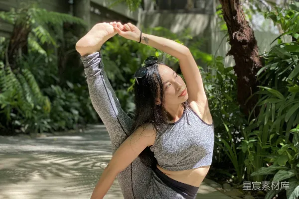 高清摄影 一位妇女正在阳光下做瑜伽。