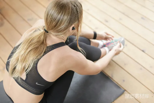 高清摄影 黑色上衣穿着者穿着黑色紧身胸衣和黑色 leggings 坐在棕色木质地板上