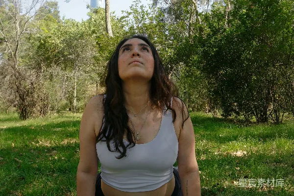 高清摄影 户外瑜伽女性进行cobra式姿势