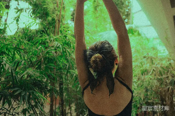 高清摄影 黑色连衣裙的女人正在做瑜伽。