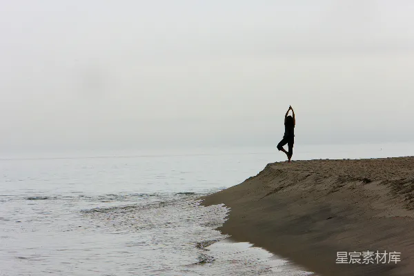 高清摄影 海边沙滩上站立的人靠近海洋