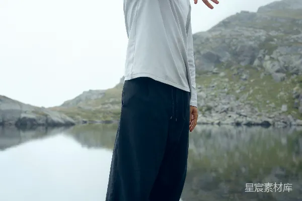 高清摄影 白衬衫黑裤子的男人在白天靠近湖边站立