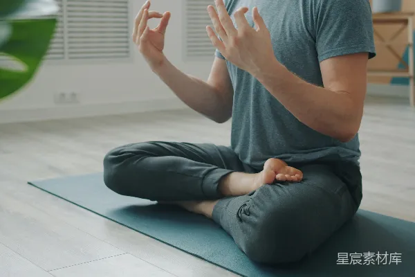 高清摄影 正在瑜伽垫上进行莲花式冥想的人。