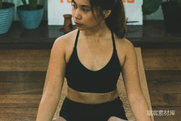高清摄影 黑色紧身上衣和黑色 leggings 的女士坐在棕色木制长凳上