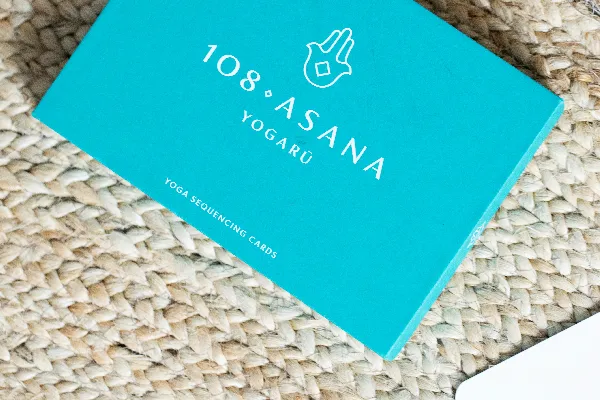 高清摄影 turquoise瑜伽卡片放在编织垫上。