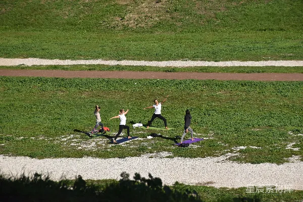 高清摄影 白天在绿草地上的人们
