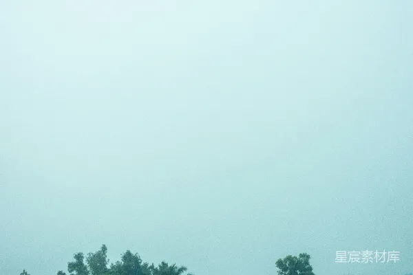 高清摄影 一个男人站在海边，旁边是一片水域。