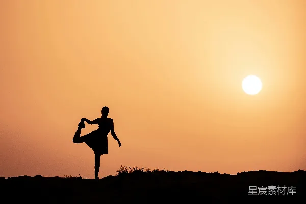 高清摄影 夕阳下女子站在草地上的 silhouette