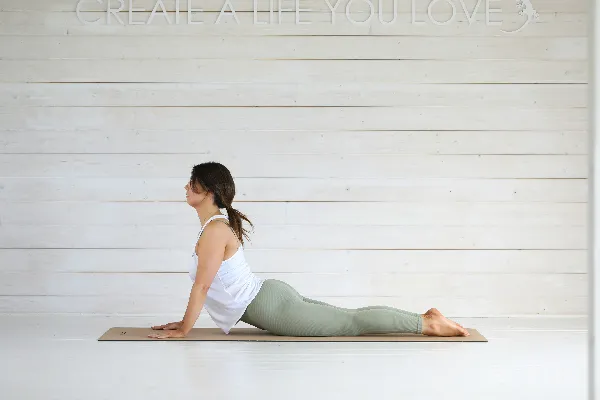 高清摄影 女性在瑜伽垫上做cobra pose（瓦希斯塔式）