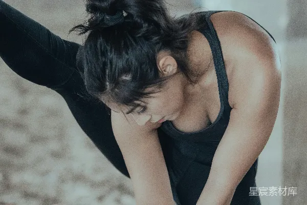 高清摄影 黑色连帽衫的女人