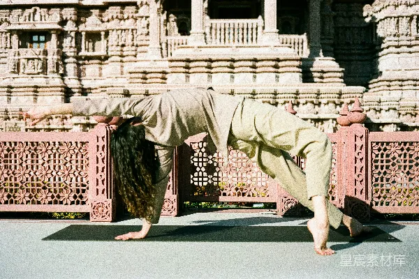 高清摄影 一个人在建筑物前做瑜伽姿势