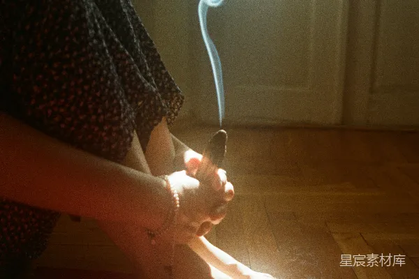 高清摄影 一个女人坐在地上抽烟。