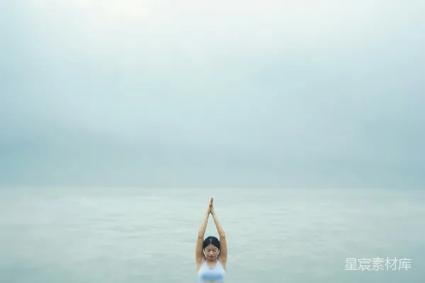 高清摄影 一个女人站在水里，双手高举空中