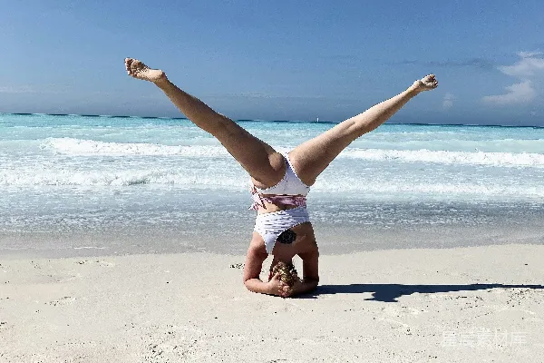 高清摄影 白色上衣和白色短裤的女人在海滩上白天跳躍。