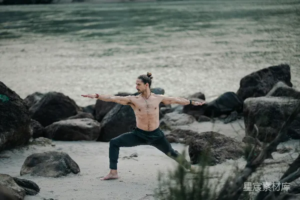 高清摄影 海滩上一名男子正在做瑜伽姿势