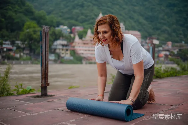 高清摄影 一个女人正在地上做瑜伽。