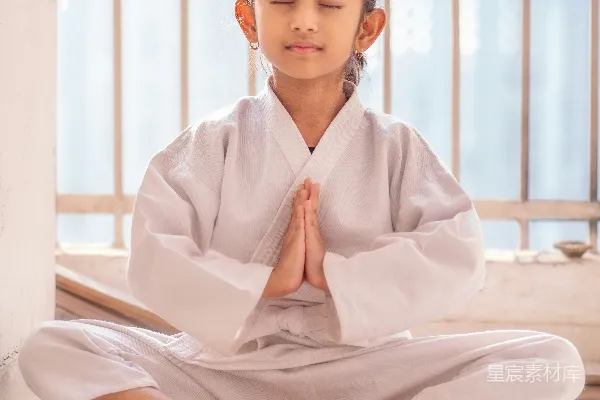 高清摄影 白色紧身上衣的女孩闭眼冥想。