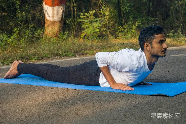 高清摄影 一个男人躺在一条蓝色垫子的路中间