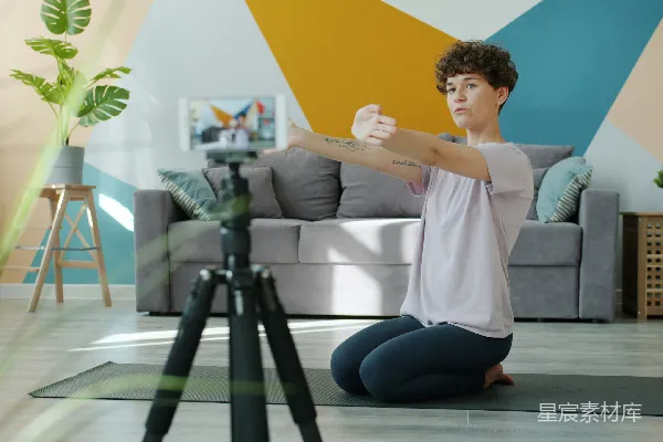 高清摄影 女性在 tripod 前面做瑜伽。