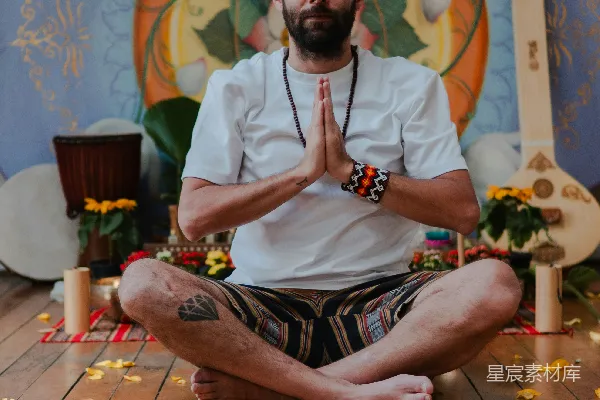 高清摄影 双手合十祈祷冥想的人。