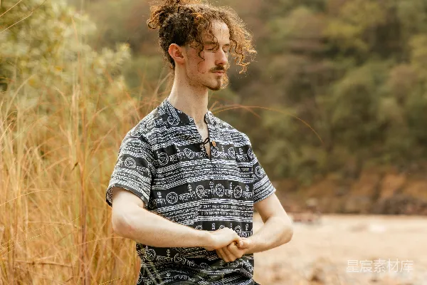 高清摄影 一个男人坐在岩石上做瑜伽