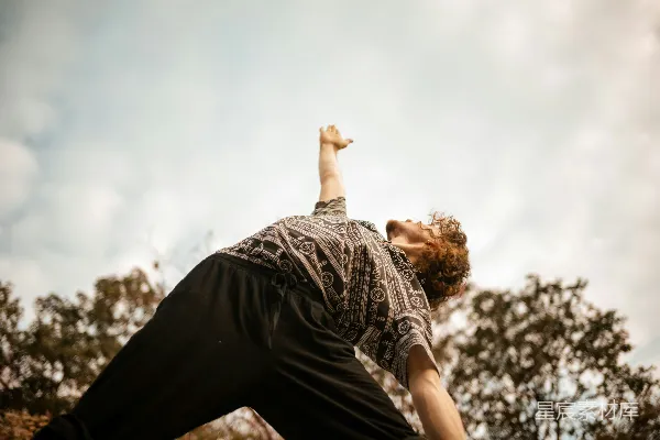 高清摄影 一个男子正在滑板上做特技。