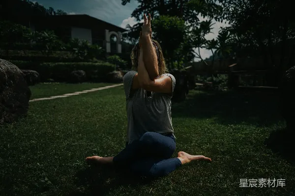 高清摄影 地上坐着一个女人，双手向上伸起