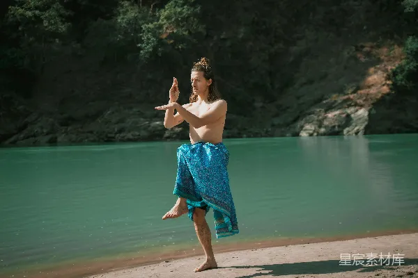 高清摄影 海滩上站立着一个人，靠近一片水域。