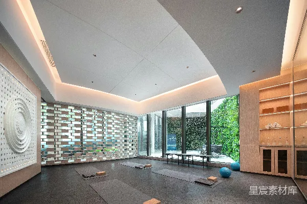 高清摄影 现代瑜伽 studio，配有大窗户和自然光。