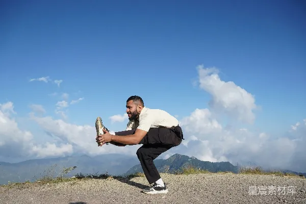 高清摄影 山顶上的人正在做瑜伽姿势。