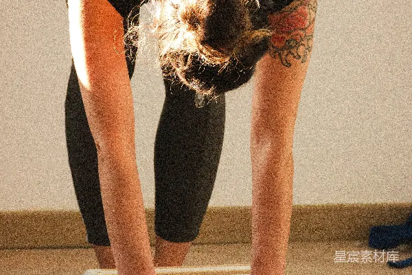 高清摄影 一个女子在瑜伽垫上做倒立