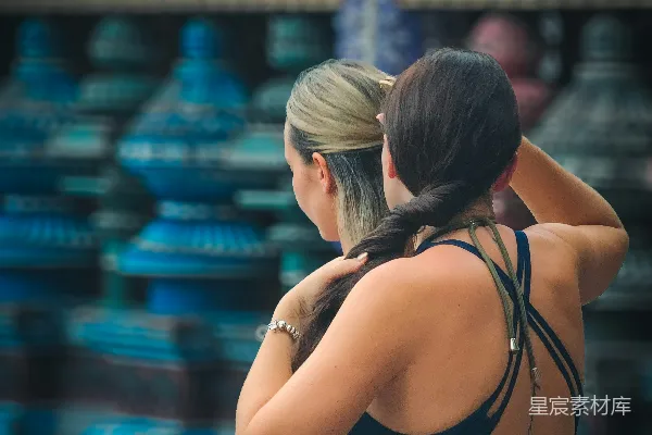 高清摄影 一对妇女并排站立