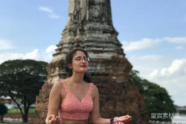 高清摄影 女人在地标旁做瑜伽姿势