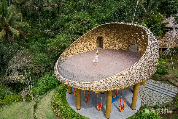高清摄影 白色上衣的人在灰色建筑物上站立，白天。