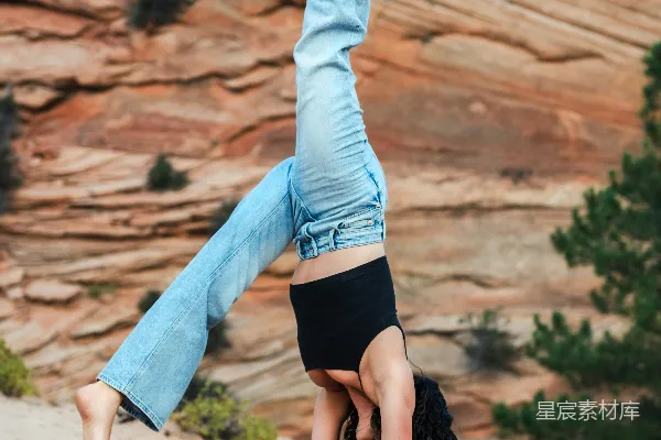 高清摄影 一个女人倒立在岩石顶部