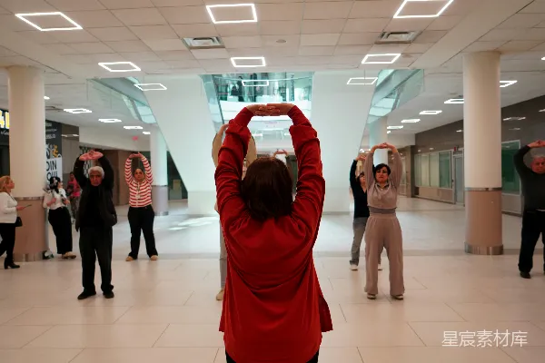 高清摄影 在宽敞的室内场地练习太极拳的人们。
