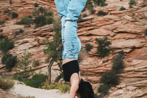 高清摄影 沙漠中一名女子做倒立